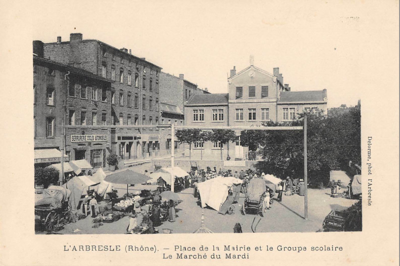 Carte postale ancienne L'Arbresle Place De La Mairie Groupe Scolaire Marche Du Mardi à L'Arbresle
