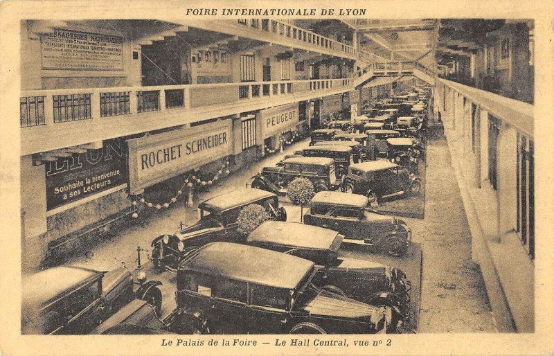 Carte postale ancienne Lyon Foire De Lyon Le Hall Central à Lyon