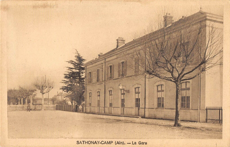 Carte postale ancienne Sathonay Camp La Gare à Sathonay-Camp