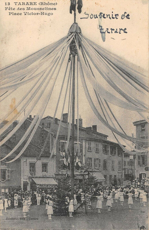 Carte postale ancienne Tarare Fete Des Mousselines Place Victor Hugo à Tarare