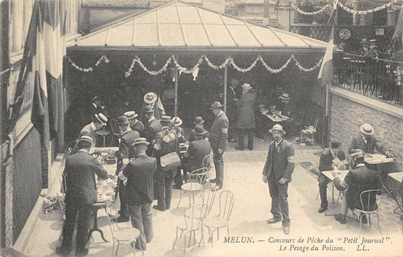 Carte postale ancienne Melun Concours De Peche Du Petit Journalle Pesage Du Poisson à Melun