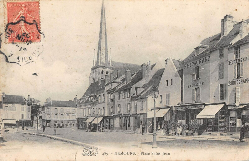 Carte postale ancienne Nemours Place Saint Jean à Nemours