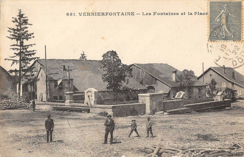 Carte postale ancienne Vernierfontaine Les Fontaines Et La Place à Vernierfontaine