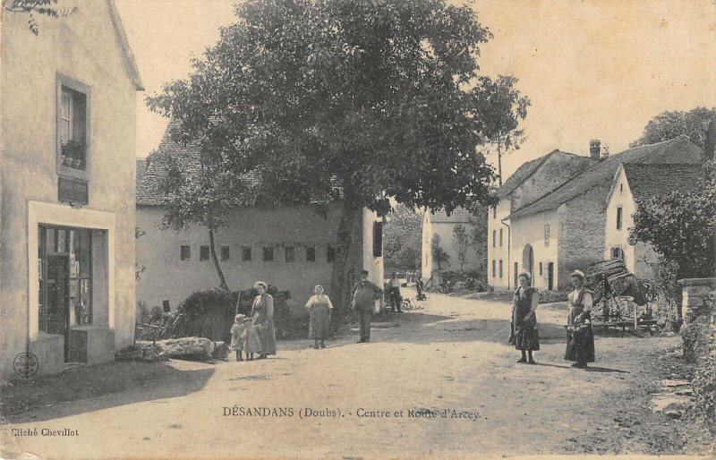 Carte postale ancienne Desandans Centre Et Route D'Arcey à Désandans