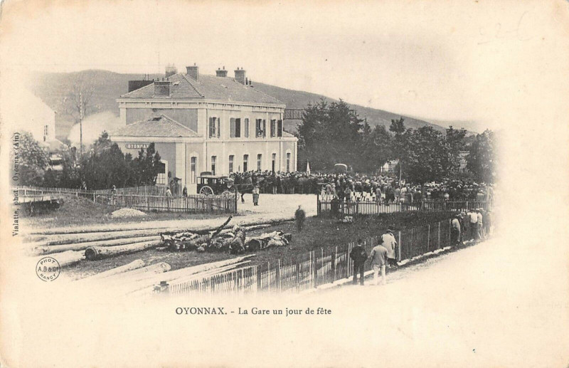Carte postale ancienne Oyonnax La Gare Un Jour De Fete à Oyonnax