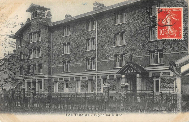 Carte postale ancienne Les Tilleuls Facade Sur La Rue