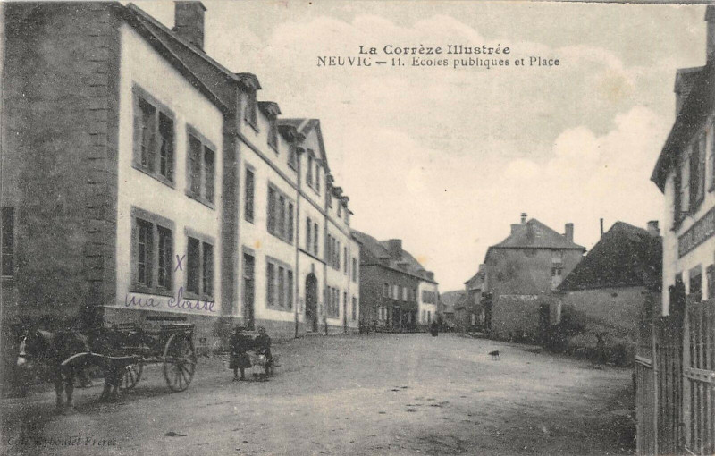 Carte postale ancienne Neuvic Ecoles Publiques Et Place à Neuvic
