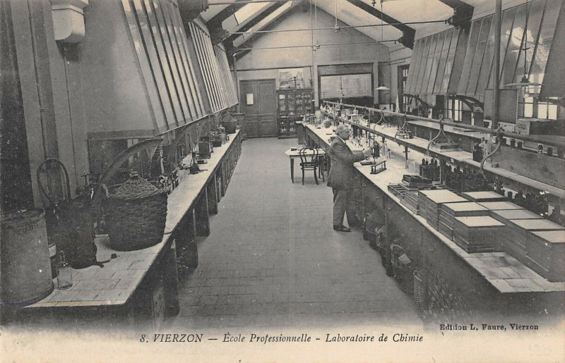 Carte postale ancienne Vierzon Ecole Professionnelle Laboratoire De Chimie à Vierzon