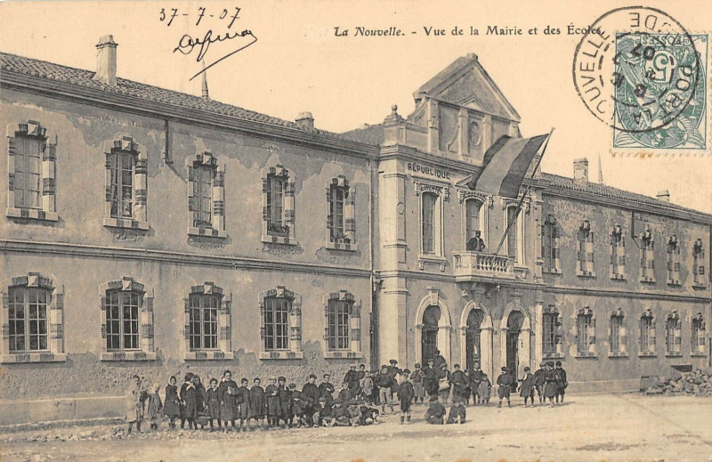 Carte postale ancienne La Nouvelle Vue De La Mairie Et Des Ecoles