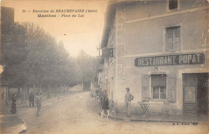 Carte postale ancienne Env.de Beaurepaire Manthes Place Du Lac à Beaurepaire