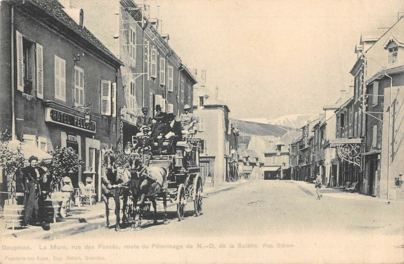 Carte postale ancienne La Mure Rue Des Fosses La Diligence à La Mure