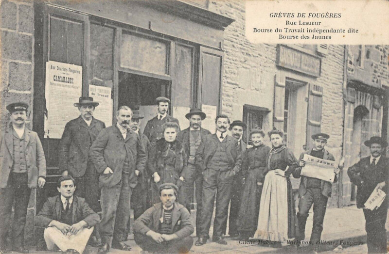 Carte postale ancienne Greves Fougeres Rue Lesueur Bourse Du Travail Bourse Des Jaunes à Fougères