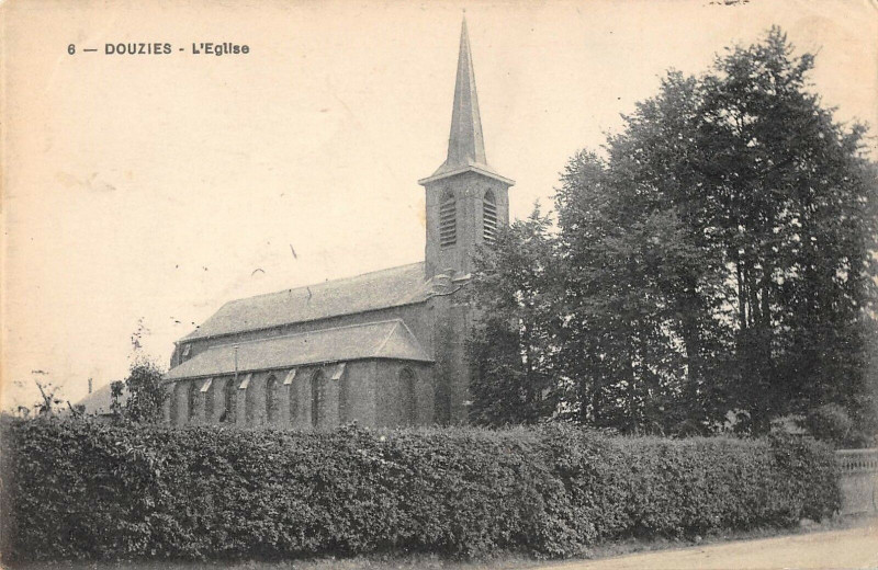 Carte postale ancienne Douzies L'Eglise