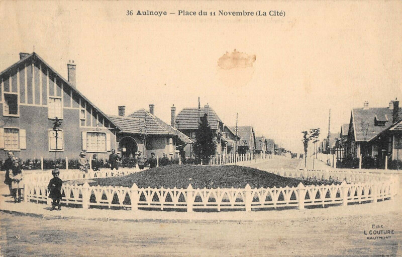 Carte postale ancienne Aulnoye Place Du 11 Novembre La Cite