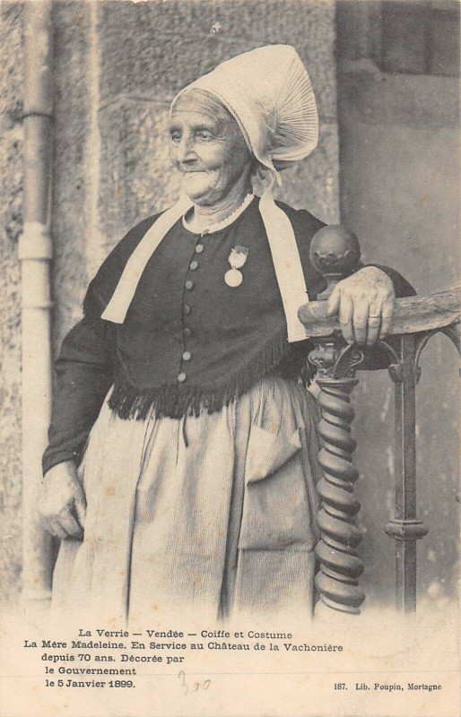 Carte postale ancienne La Verrie La Mere Madeleine En Service Au Chateau De Vachoniere