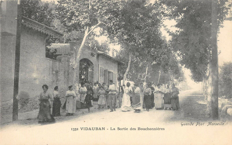 Carte postale ancienne Vidauban La Sortie Des Bouchonnieres à Vidauban