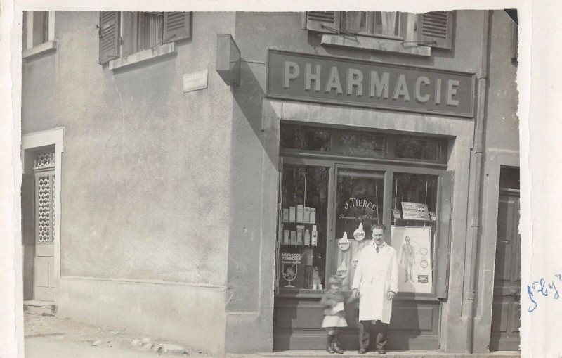 Carte postale ancienne Carte Photo Situee A Saint Cyr Pharmacie J.tierce