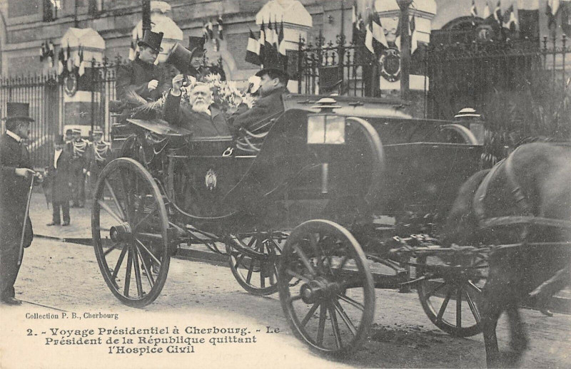Carte postale ancienne Voyage Presidentiel A Cherbourg Le President Quittant L'Hospice Civil