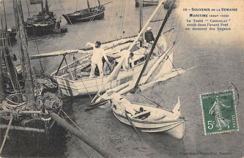 Carte postale ancienne Nantes Souvenir De La Semaine Maritime 1908 Le Yacht Chocolat Coule à Nantes