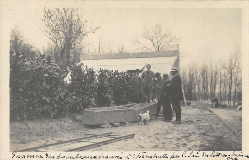 Carte postale ancienne Carte Photo Examen Des Tombeaux A Chenehutte Par Sté Lettres Et Sciences