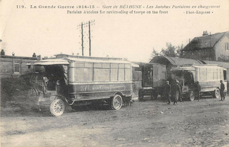 Carte postale ancienne Gare De Bethune Les Autobus Parisiens En Chargement à Béthune