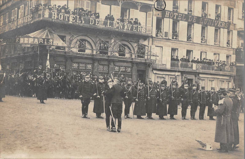 Carte postale ancienne Carte Photo Clermont Ferrand Devant L'Hotel De L'Univers (cliché N°1 à Clermont-Ferrand