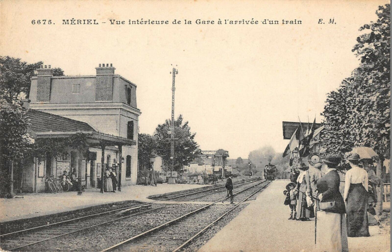 Carte postale ancienne Meriel Vue Interieure De La Gare A L'Arrivee D'Un Train à Mériel