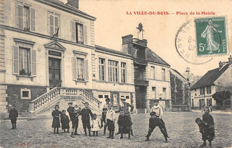 Carte postale ancienne La Ville Du Bois Place De La Mairie à La Ville-du-Bois