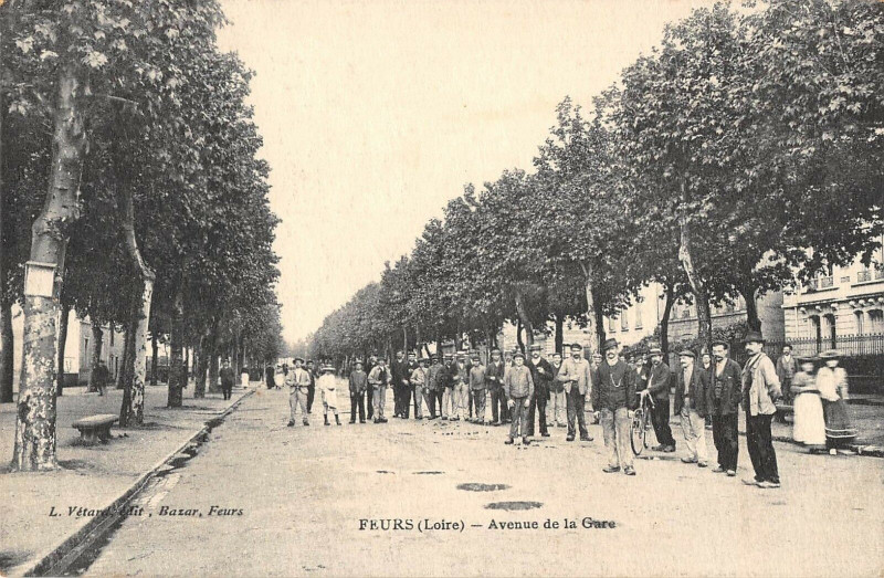 Carte postale ancienne Feurs Avenue De La Gare à Feurs