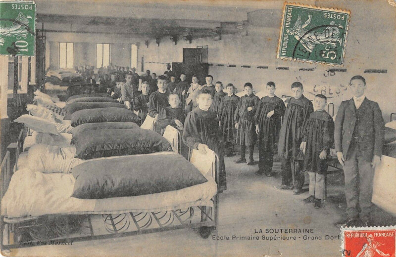 Carte postale ancienne La Souterraine Ecole Primaire Superieure Grand Dortoir à La Souterraine