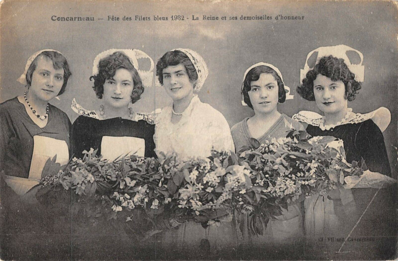 Carte postale ancienne Concarneau Fete Des Filets Bleus La Reine Et Ses Demoiselles D'Honneur à Concarneau