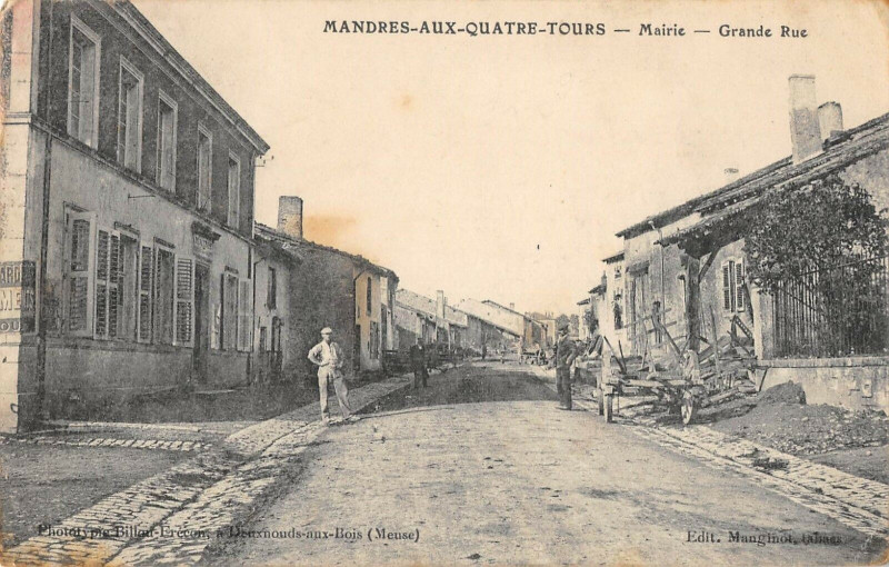 Carte postale ancienne Mandres Aux Quatre Tours Mairie Grand Rue à Mandres-aux-Quatre-Tours