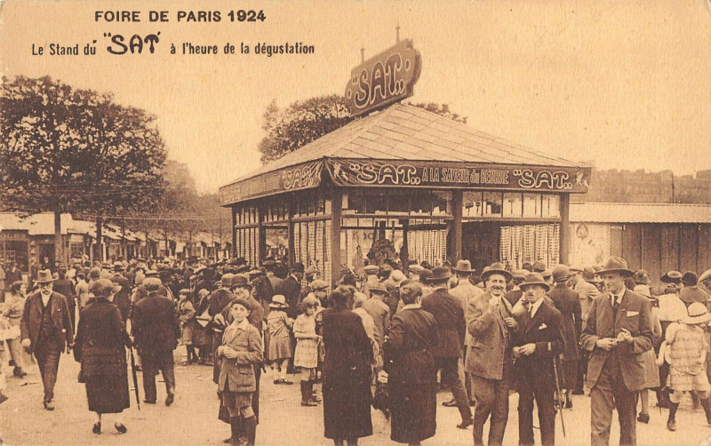 Carte postale ancienne Foire de Paris 1924 - Le Stand du SAT à l'heure de la dégustation à Paris 15e