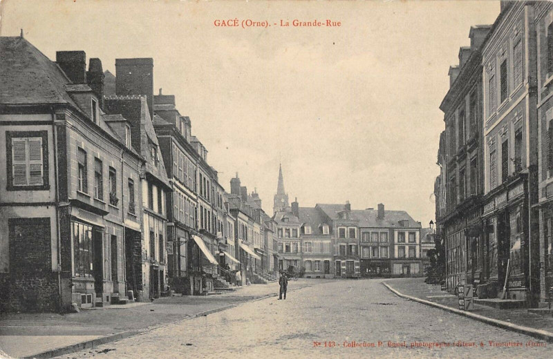 Carte postale ancienne Gace La Grande Rue à Gacé