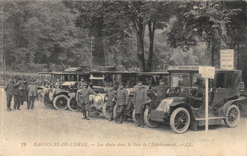 Carte postale ancienne Bagnoles De L'Orne Les Autos Dans Le Parc De L'Etablissement