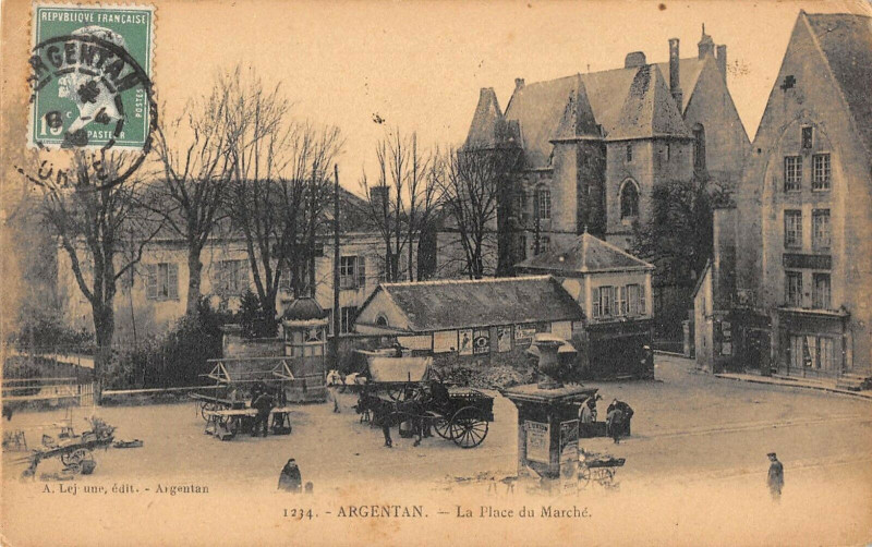 Carte postale ancienne Argentan La Place Du Marche à Argentan