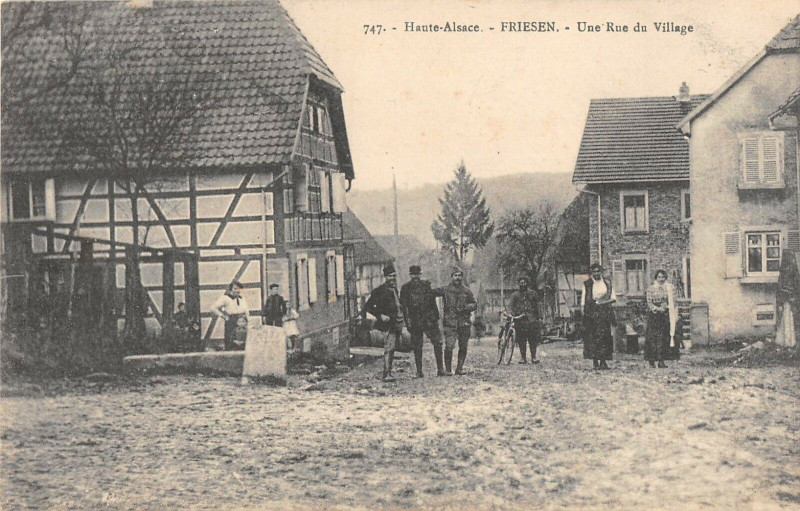 Carte postale ancienne Friesen Une Rue Du Village à Friesen
