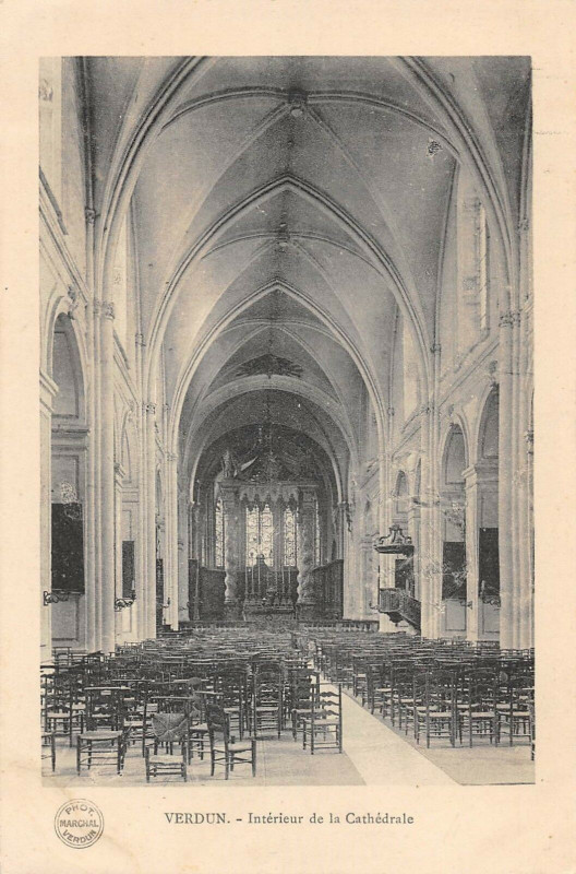 Carte postale ancienne Verdun Interieur De La Cathedrale à Verdun