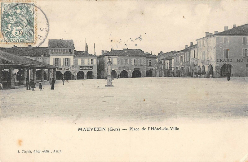 Carte postale ancienne Mauvezin Place De L'Hotel De Ville à Mauvezin