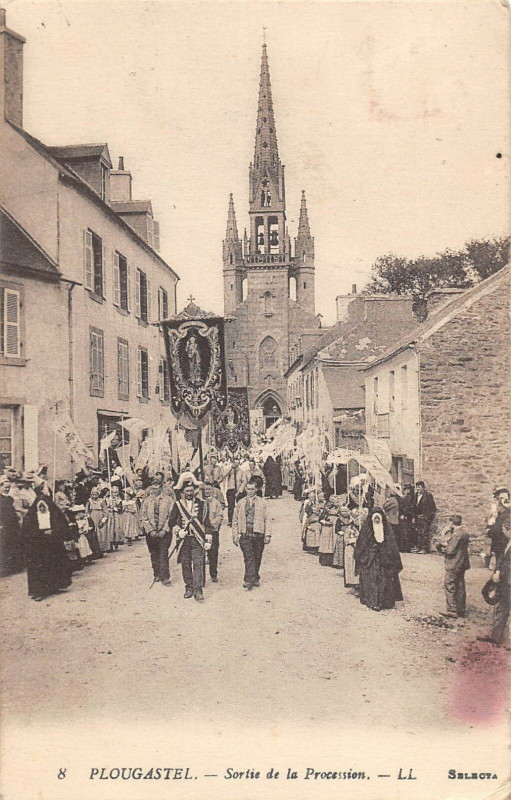 Carte postale ancienne Plougastel Sortie De La Procession