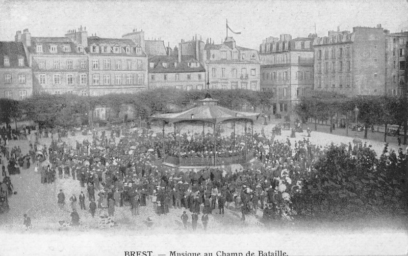 Carte postale ancienne Brest Musique Au Champ De Bataille à Brest