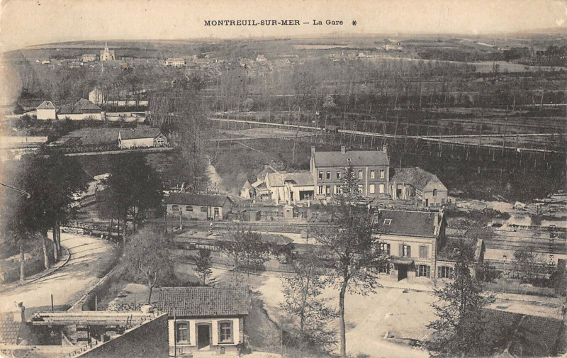 Carte postale ancienne Montreuil Sur Mer La Gare à Montreuil