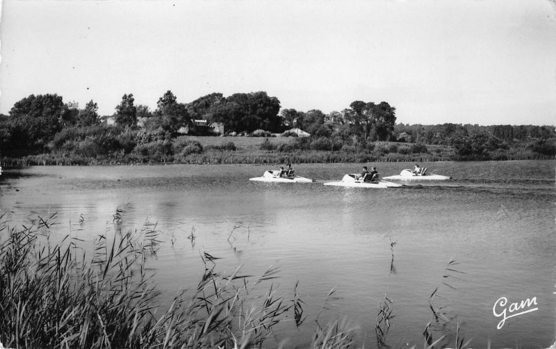 Carte postale ancienne Condette Pedalo Sur Le Lac Des Miroirs à Condette