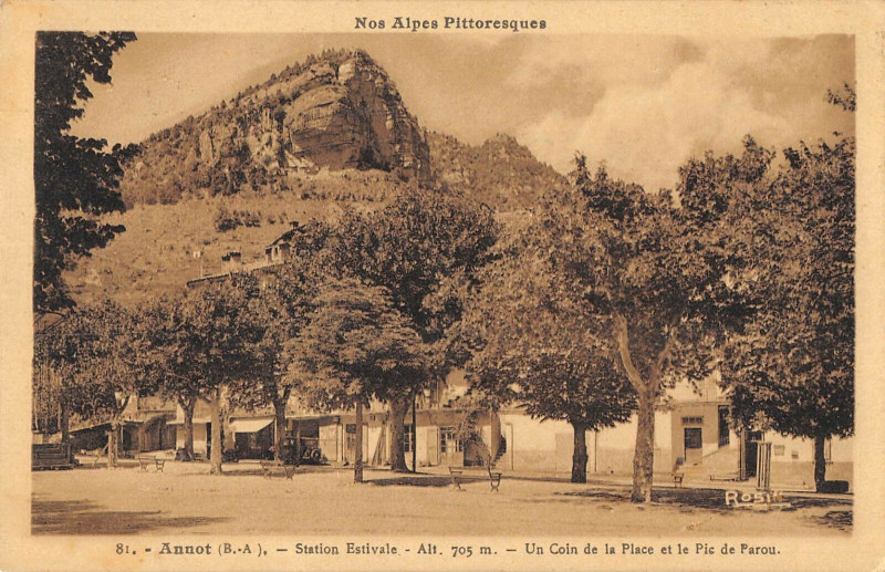 Carte postale ancienne Annot Un Coin De La Place Et Le Pic Parou à Annot