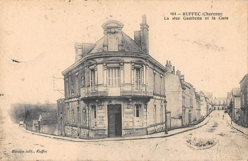 Carte postale ancienne Ruffec La Rue Gambetta Et La Gare à Ruffec