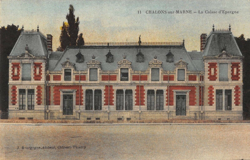 Carte postale ancienne Chalons Sur Marne La Caisse D'Epargne à Isse