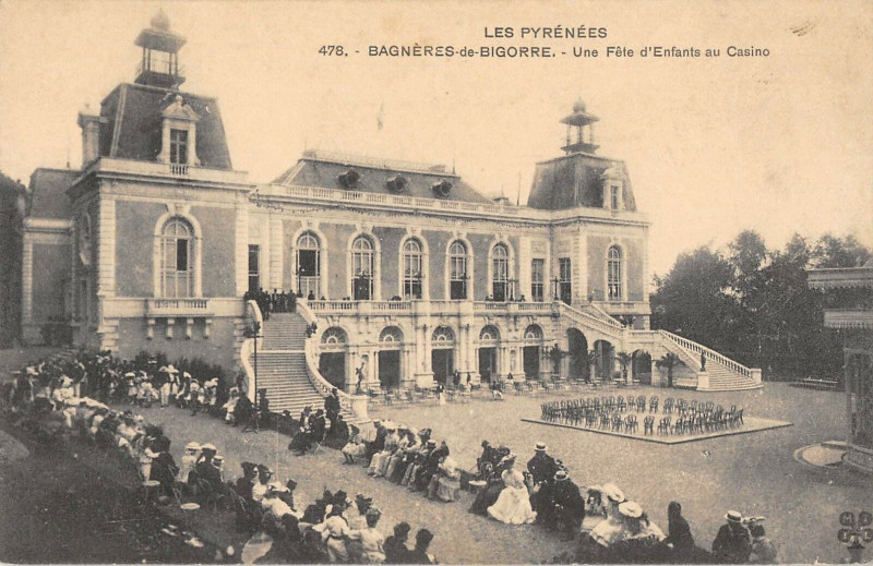 Carte postale ancienne Bagneres De Bigorre Une Fete D'Enfants Au Casino