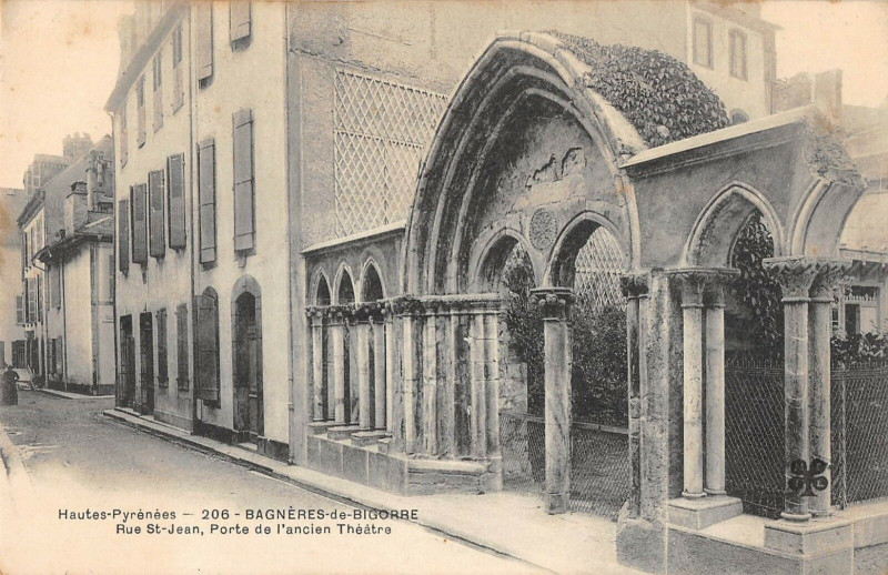 Carte postale ancienne Bagneres De Bigorre Rue Saint-Jean