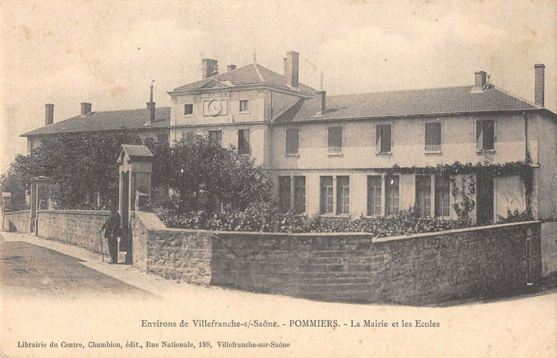 Carte postale ancienne Pommiers La Mairie Et Les Ecoles à Pommiers