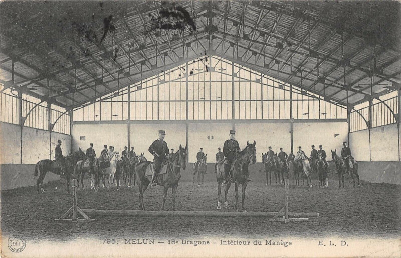 Carte postale ancienne Melun 18e Dragons Interieur Du Manege à Melun